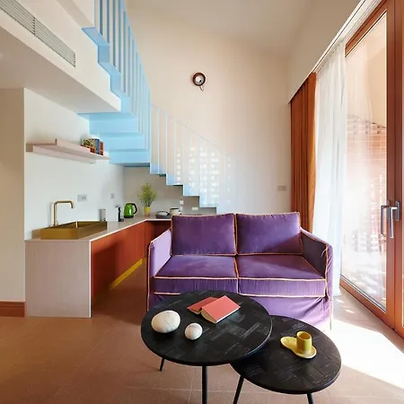 Loom Hotel *